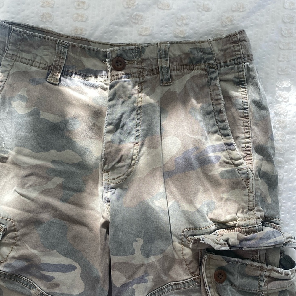 American Eagle 🦅 Camo Cargo Shorts - Picture 4 of 9